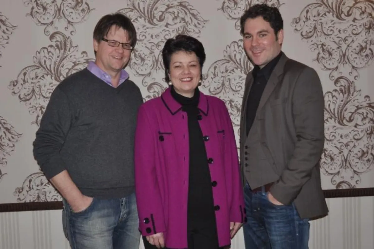 Prof. Dr. Ulrike Buchholz (Mitte) begrüßt Dr. Gerhard Vilsmeier (links) und Oliver Hahr (rechts.) als Dozenten für internationale Public Relations an der Fachhochschule Hannover. Quelle: oha communic
