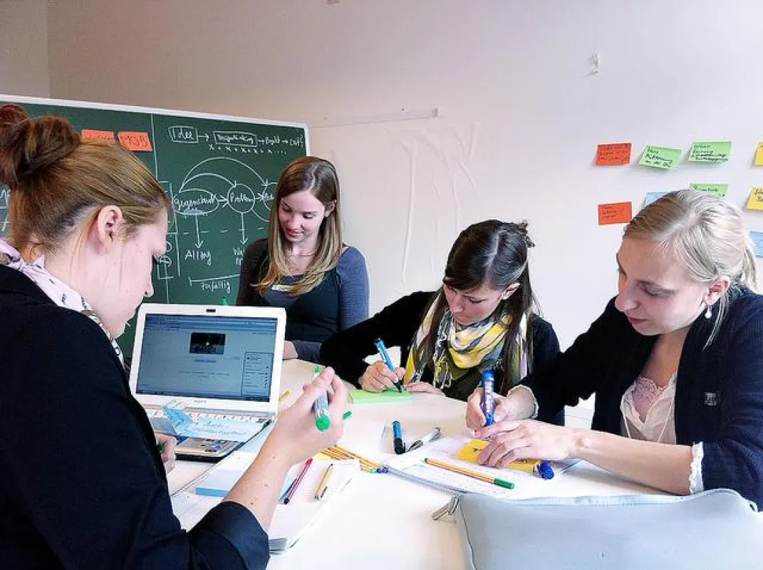 Schüler informieren sich über die Wheelmap zum Thema Inklusion. (Sozialhelden e.V.)