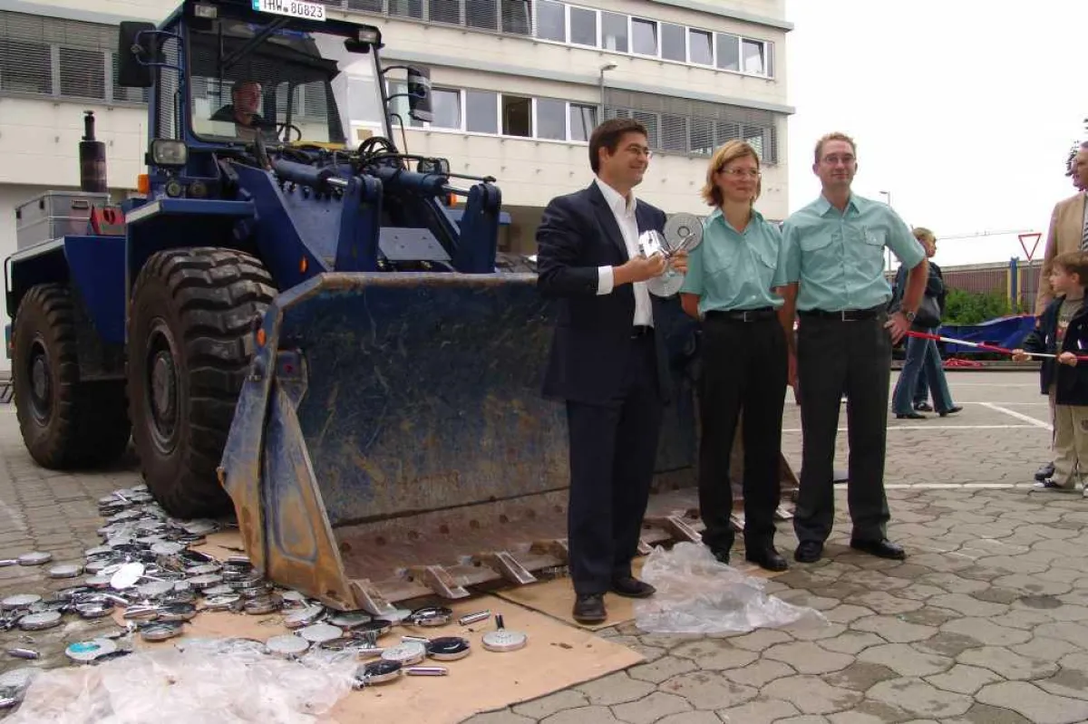 Auch im Interesse des Fachhandels und der Verbraucher: Fälschungen gehören unter die Räder. Gemeinsam mit dem Zoll ließ Hansgrohe gefälschte Raindance Handbrausen zerstören.