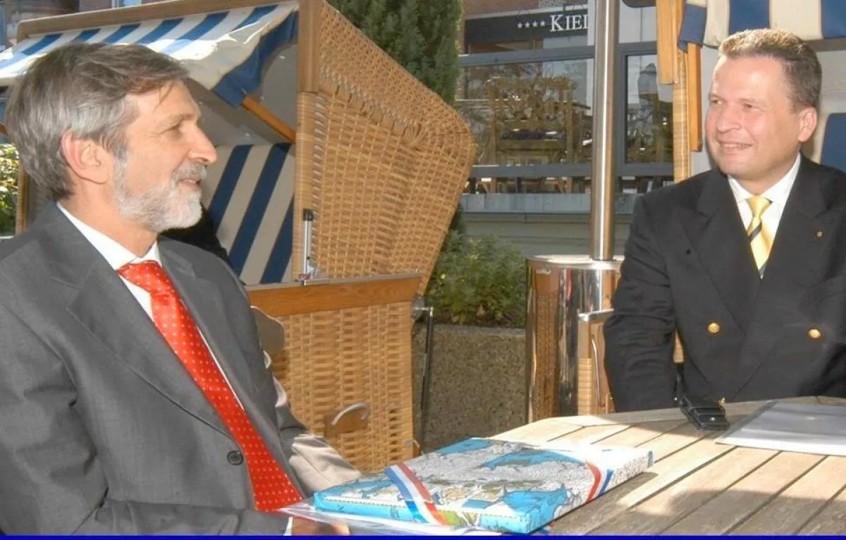 Israels ehemaliger Botschafter in Deutschland, Shimon Stein (links), im Gespräch mit Prof. Dr. Christoph Gaudecki