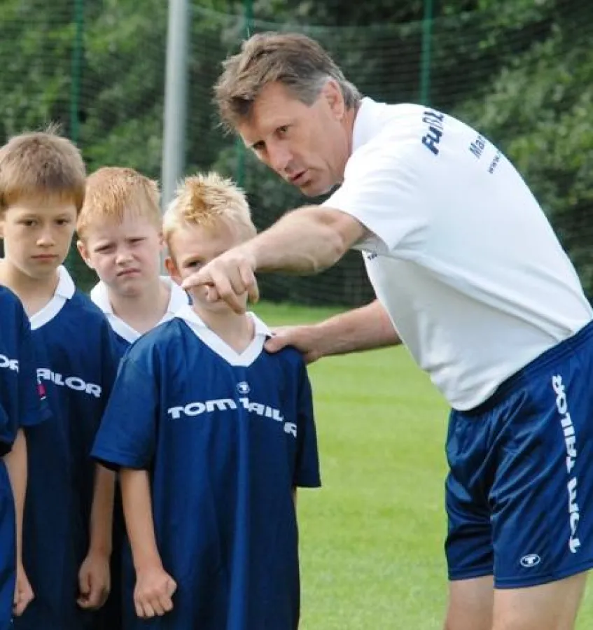 Von Profis lernen: Manfred Kaltz zeigt, wie es geht.