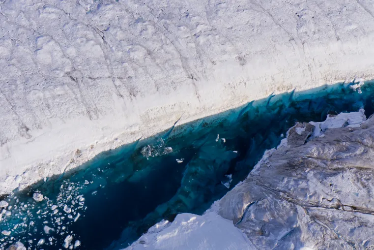 Bild: See auf dem 79°N-Gletscher spaltet das Eis und hinterlässt dauerhafte Veränderungen