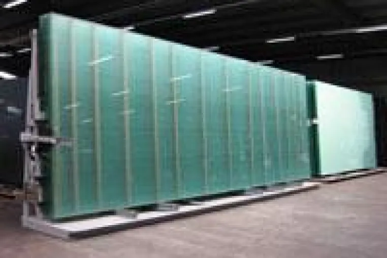 Bild: Thiele Glas bearbeitet erstmalig Glas in den Abmessungen 930 x 321 cm