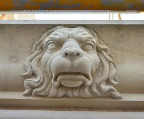 Heidi Hetzer, gerade zurück von der Weltumrundung, spendet dem Berliner Schloss einen Löwenkopf aus Sandstein! Bild: Heidi Hetzer, gerade zurück von der Weltumrundung, spendet dem Berliner Schloss einen Löwenkopf aus Sandstein!