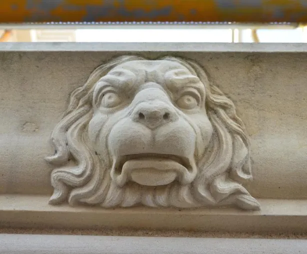 Heidi Hetzer, gerade zurück von der Weltumrundung, spendet dem Berliner Schloss einen Löwenkopf aus Sandstein! Bild: Heidi Hetzer, gerade zurück von der Weltumrundung, spendet dem Berliner Schloss einen Löwenkopf aus Sandstein!