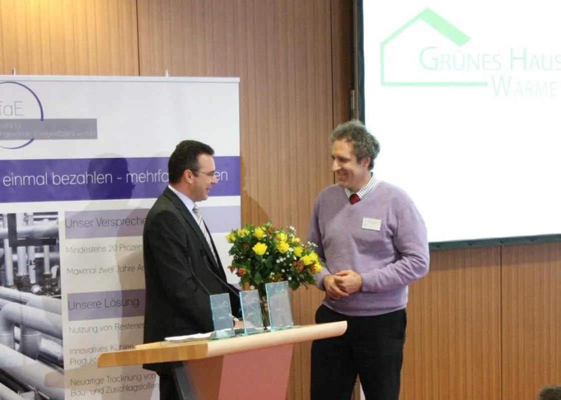Dr. Joachim Pfeiffer, CDU, (l.) verleiht Andreas Siegemund, Geschäftsführer Consolar, (r.) den Preis 