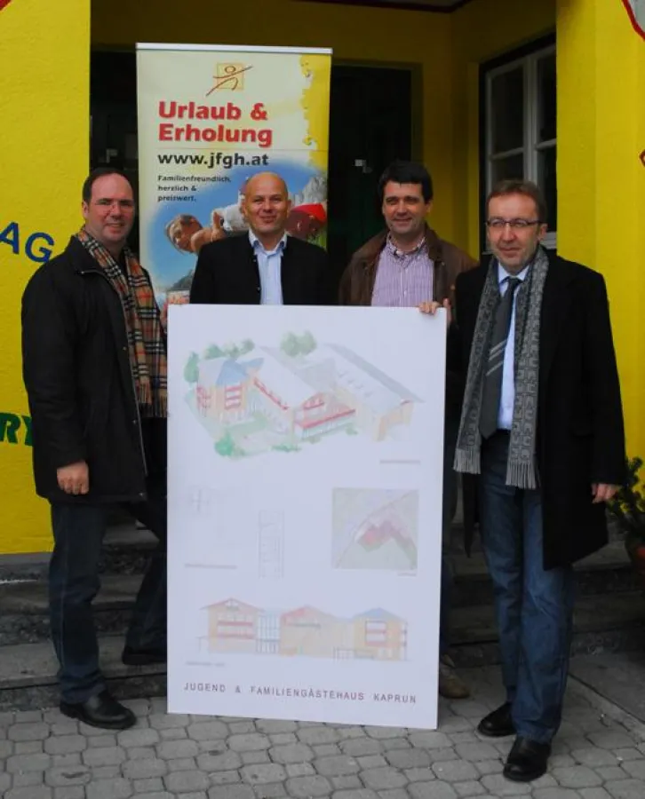 v.l.n.r. Bürgermeister Ing. Norbert Karlsböck, Gernot Reitmaier, Geschäftsführer der Jugend & Familiengästehäuser, Hausleiter Harald Rieser und Vizebürgermeister Erich Riedlsperger