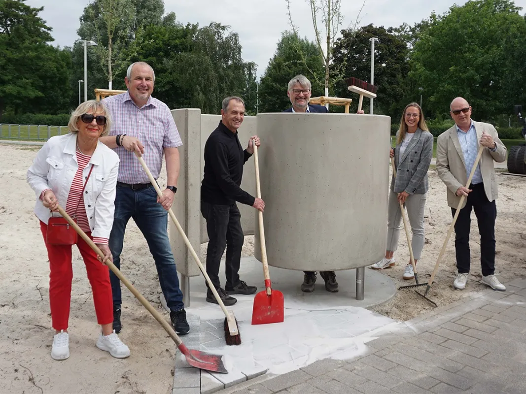Letzte Handgriffe an einer der neuen Umkleidekabinen im Allerpark (© WMG Wolfsburg)