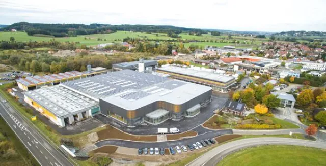 Bild: Baufritz-Mitarbeiter sorgen mit neuer PV-Anlage für gutes Klima