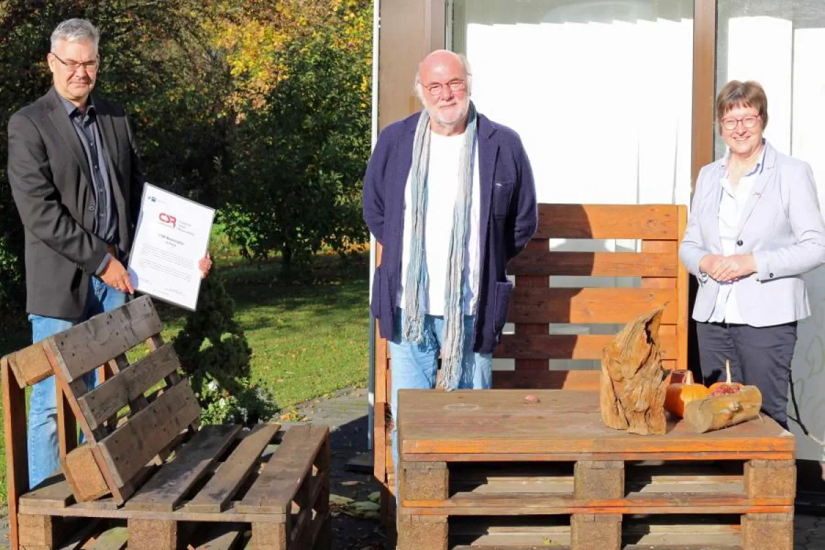 Michael Pieck und Gisela Hein (rechts) übergeben Joe Kunz (Mitte) Urkunde und Ehrennadel