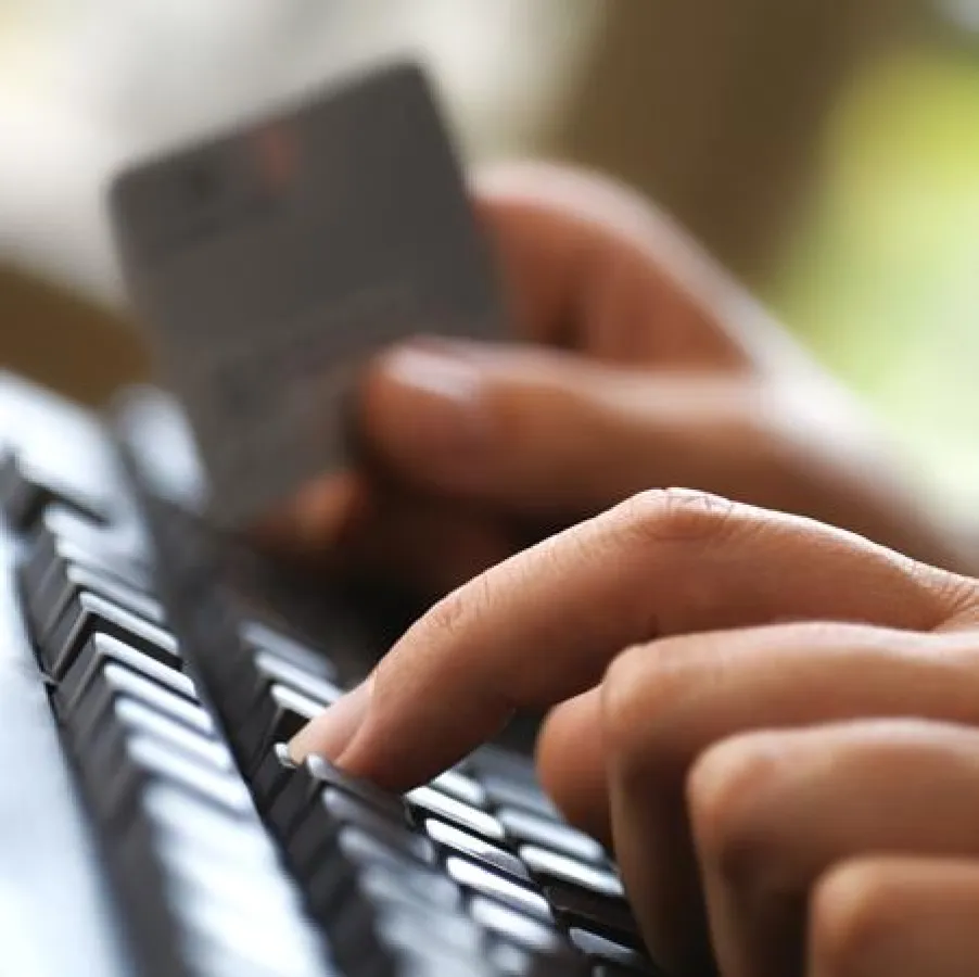 (FOTO: Getty Images) Unter www.hotlinepartner.com bestellen Endverbraucher Mircosoft-Support einfach im Internet und bezahlen bequem per Kreditkarte.