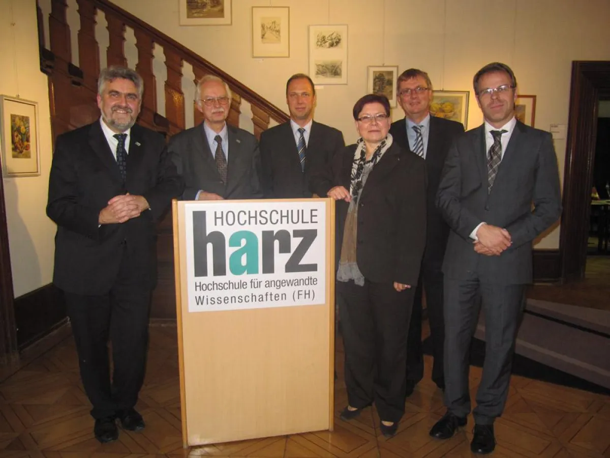 Rektor Prof. Dr. Armin Willingmann (l.) mit dem neu gewählten Vorstand des Förderkreises Hochschule Harz e.V.