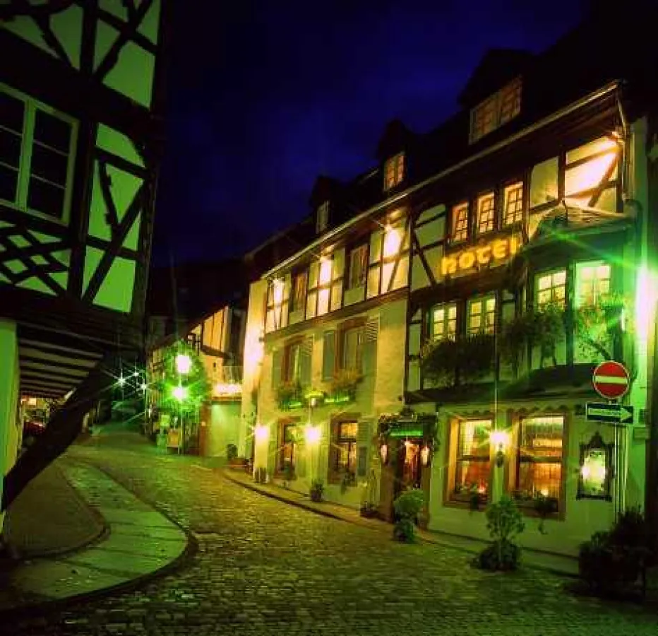Märchenhotel bei Nacht.