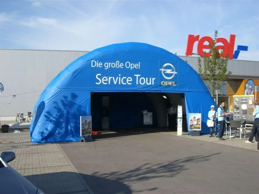 Bild: Opel geht mit EVOLUTION aufblasbaren Zelten auf bundesweite Service-Tour