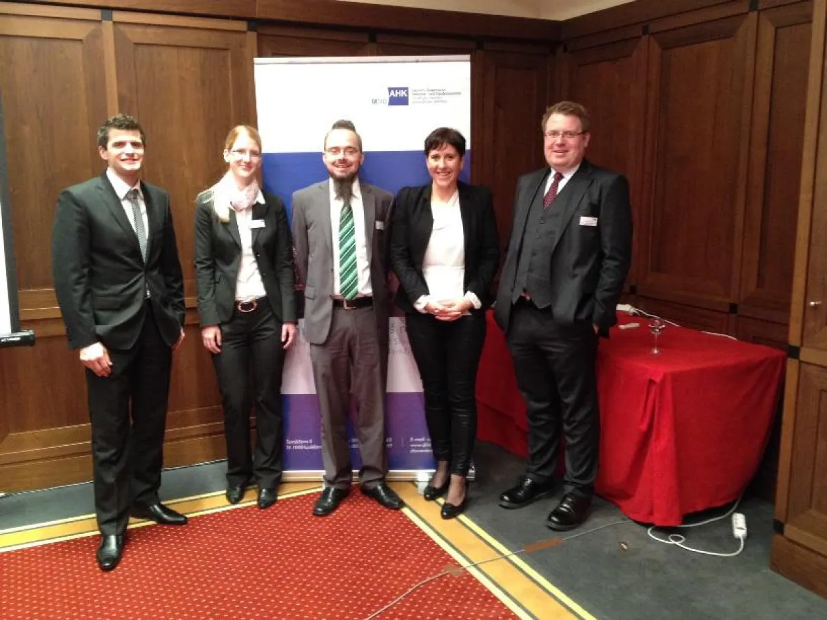 Die WW+KN-Kollegen Veronika Prüll, Marcel Radke und Matthias Winkler mit den AHK-Mitarbeitern