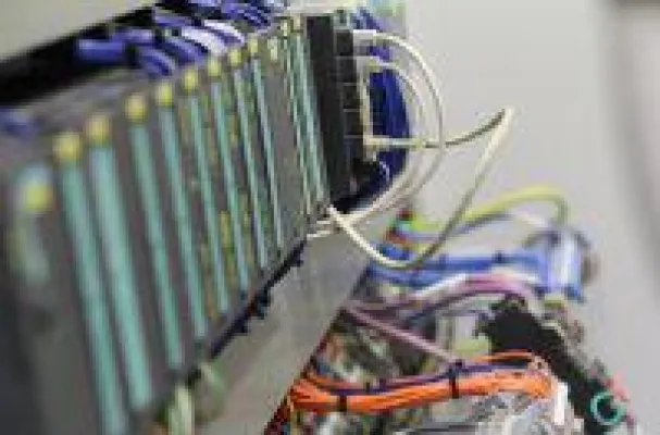 Bild: Maschinenanbindung erweitert Leistungsfähigkeit automatisierter Produktionsanlagen