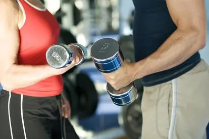 Bild: Professionelles Training mit Spaßfaktor vs. „Stubenhocker-Fitness“: Die Vorteile eines Personal Trainings