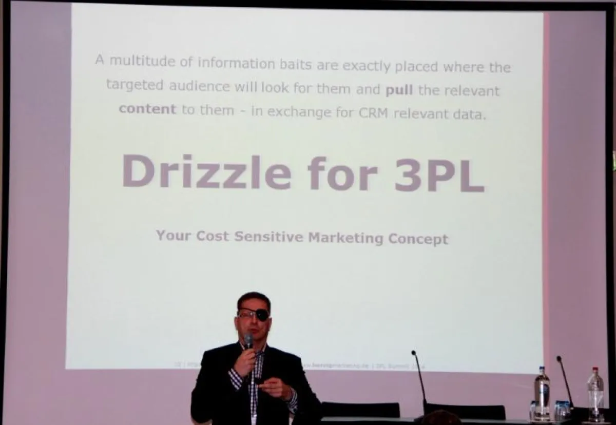 Werner Geilenkirchen stellt das HERZIG Nieselregen-Konzept vor.