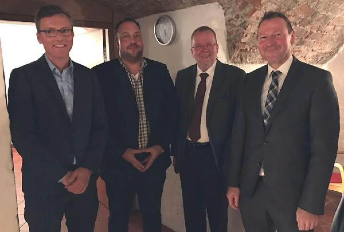 Daniel Kiesel (2. v. li.) wurde von den drei Vorständen der Stiftung Liebenau feierlich verabschiede