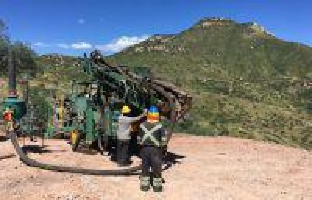 Bohrgerät auf Cerro Caliche; Foto: Sonoro Metals