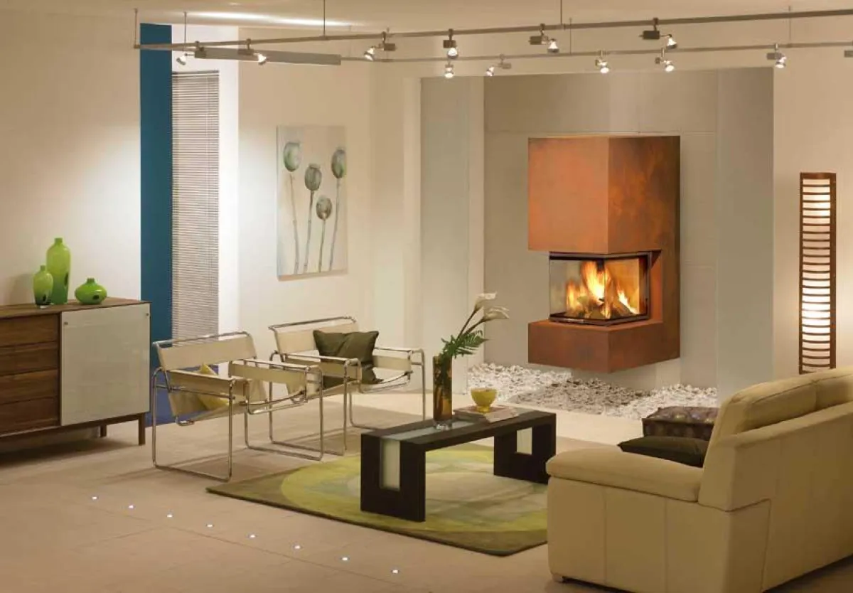 Dreiseitige Scheibenfronten machen das Kaminfeuer