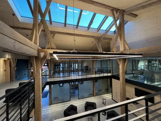 Dachverglasung von Glasolux lässt denkmalgeschützten Möglhof auch innen erstrahlen Bild: Dachverglasung von Glasolux lässt denkmalgeschützten Möglhof auch innen erstrahlen