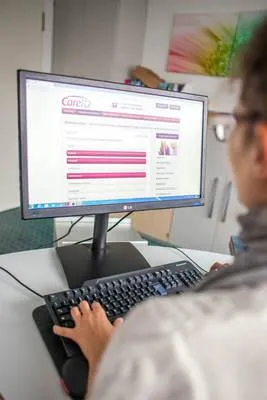 Bild: Mit wenigen Klicks den Pflegeanspruch ermitteln • Diakonie Gütersloh kooperiert mit Online-Plattform CareIO