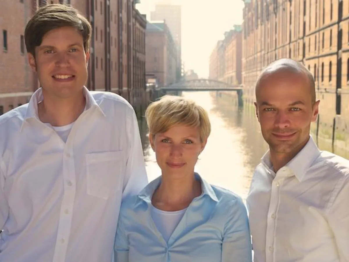 Achim Quinke (rechts) präsentiert seine neuen Mitarbeiter.