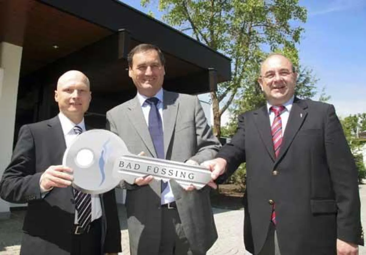 Bad Füssings Bürgermeister Alois Brundobler (Mitte), Kurdirektor Rudolf Weinberger (rechts) u. der stellvert. Bürgermeister Günter Köck bei der symbolischen Schlüsselübergabe für das Kurhaus nach der