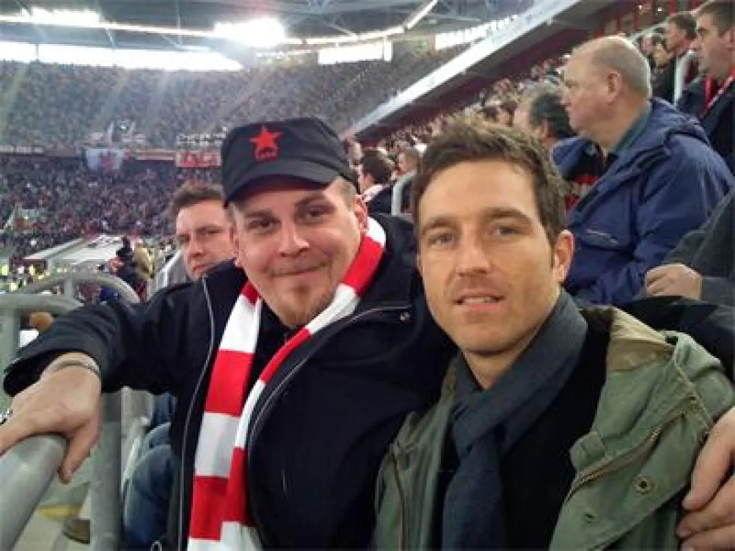 Die beiden Geschäftsführer und Gründer von trafema.de bei ihrer Lieblingsbeschäftigung hier in der VIP-Lounge der Düssel-dorfer LTU-Arena bei der Begegnung Fortuna Düsseldorf gegen Dynamo Dresden: Chr