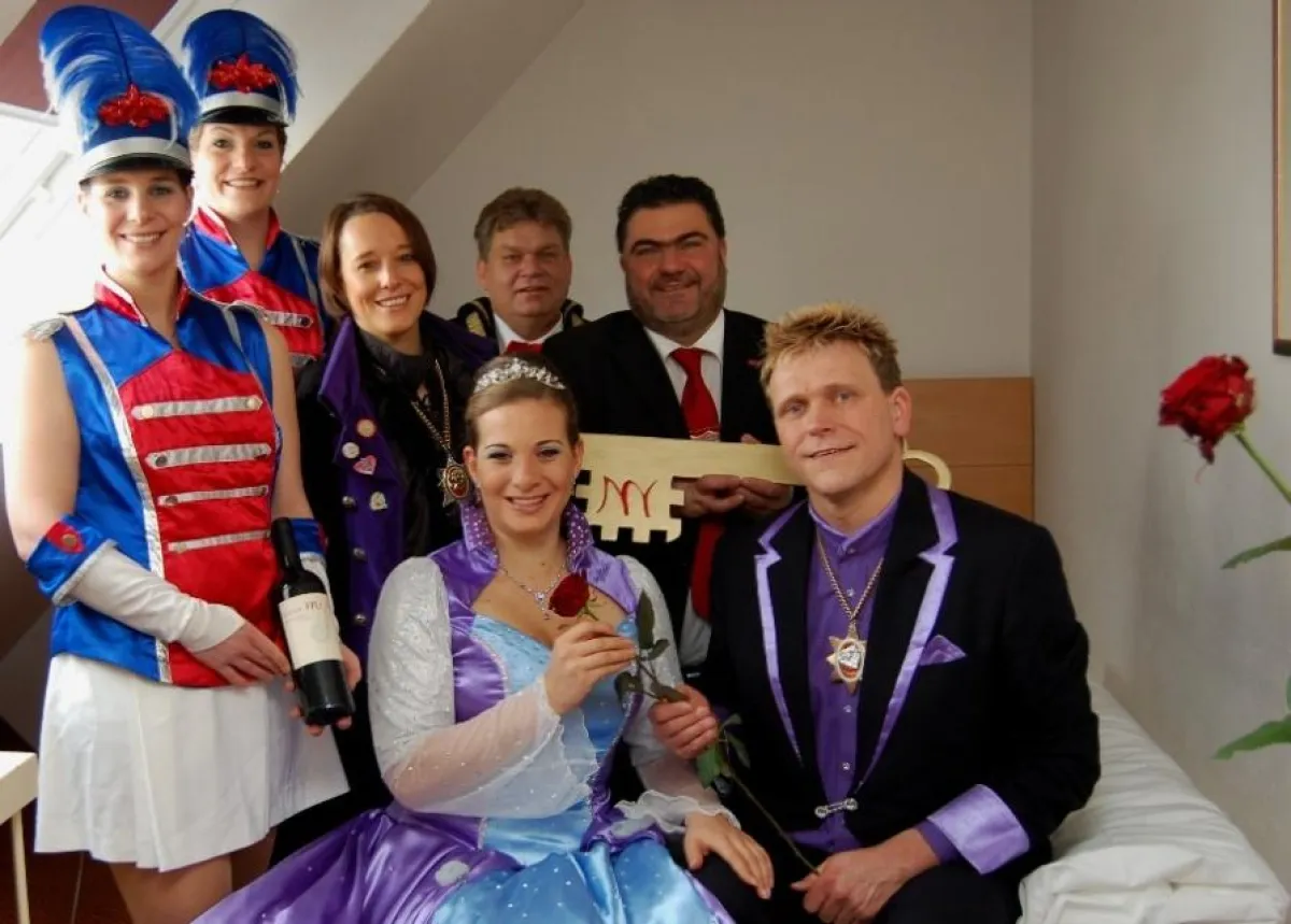 Phyllis I. und Robert II. mit den Gardemädchen, Sandra Vogl, Hans Kolß und Emmanuil Kakulakis.