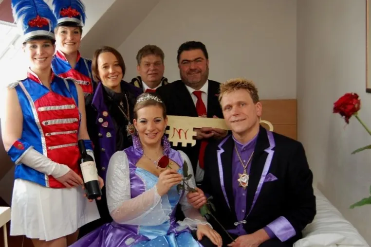 Bild: Würmesia-Prinzenpaar bezieht Suite im Mercure Hotel München Schwabing