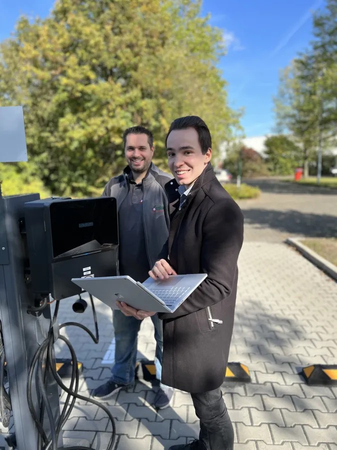 Markus Schmalen, GF Rosenbaum und Mitarbeiter der Kinetos testen Ladepark mit 8 Power Rock-Wallboxen