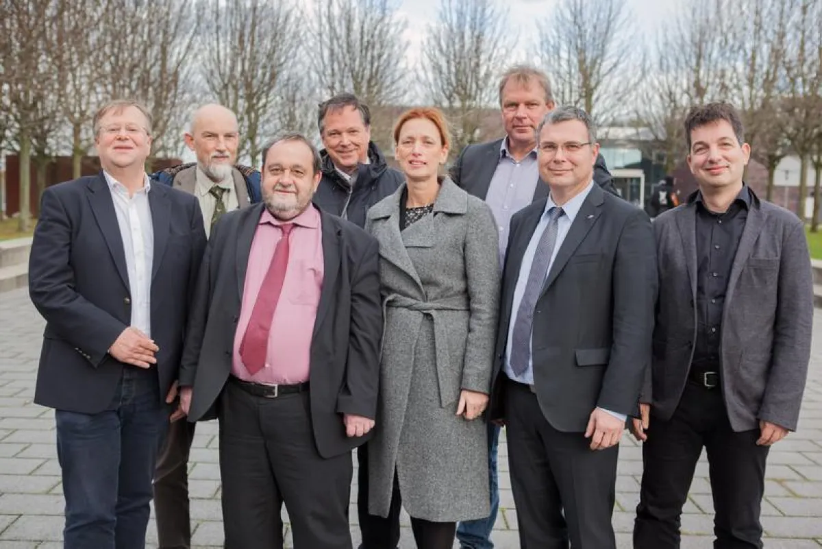 Mitglieder der Präsidien der sieben Gründungshochschulen mit Wissenschaftsministerin Karin Prien (Matthias Pilch/ FH Kiel)