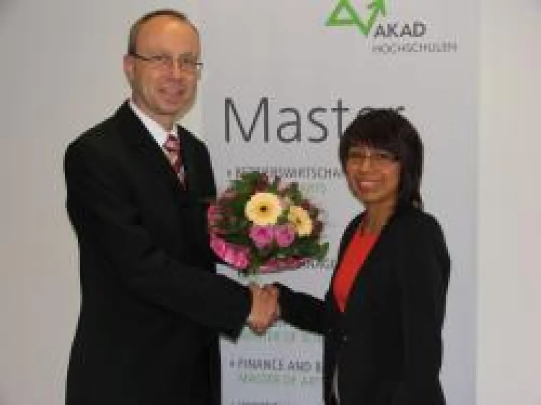DAAD-Preisträgerin Fabiola Bermudez-Elsinger und Prof. Dr. Hans-Christian Brauweiler, Rektor der AKA