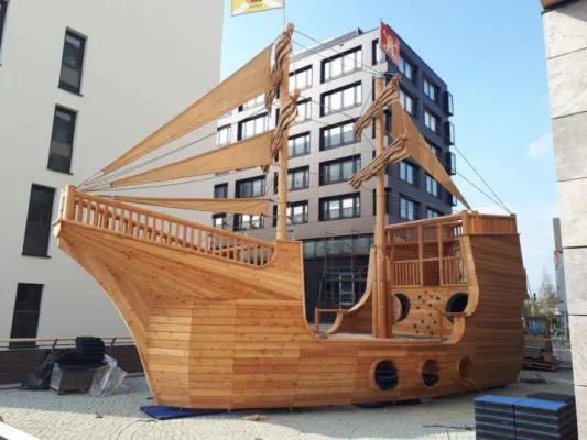 Bild: Das JUFA Hotel Hamburg HafenCity feiert die Ankunft des einzigartigen steirischen „Störtebeker Kletterschiff“