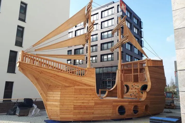 Das JUFA Hotel Hamburg HafenCity feiert die Ankunft des einzigartigen steirischen „Störtebeker Kletterschiff“ Bild: Das JUFA Hotel Hamburg HafenCity feiert die Ankunft des einzigartigen steirischen „Störtebeker Kletterschiff“
