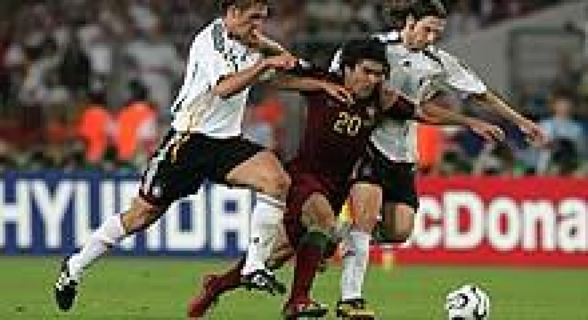 Fußball-Europameisterschaft 2008: Deco wird bei der WM 2006 von einem Gegenspieler angegriffen