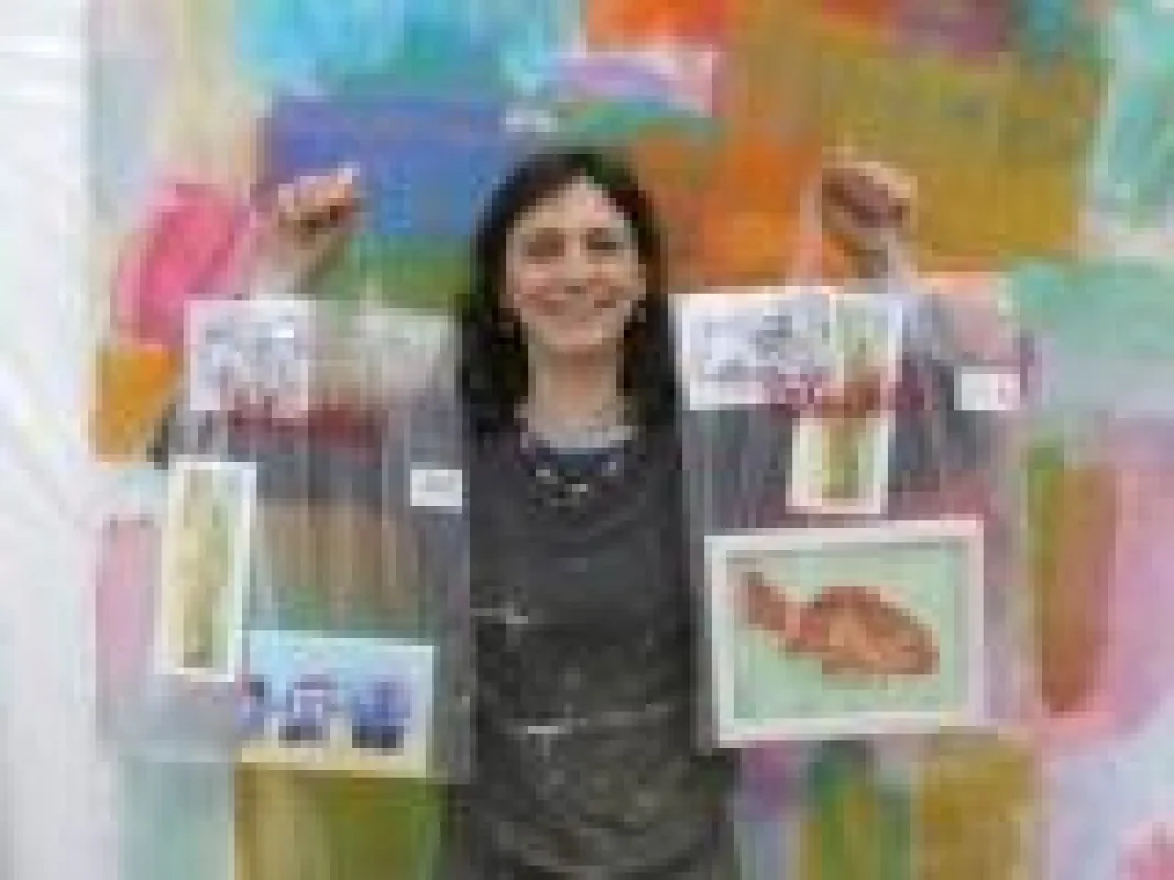 Künstlerin Ulrike Hansen mit zwei MoKuzuMimi-Tüten, Foto: Kunst in den Gerichtshöfen e.V.