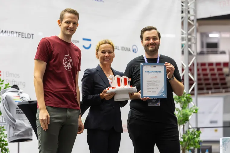 Bild: Westfalenhallen Unternehmensgruppe als  „Partner der Saison“ der World Robot Olympiad ausgezeichnet