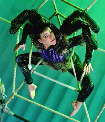 Bild: Katrina - die lebende Legende der Luftakrobatik