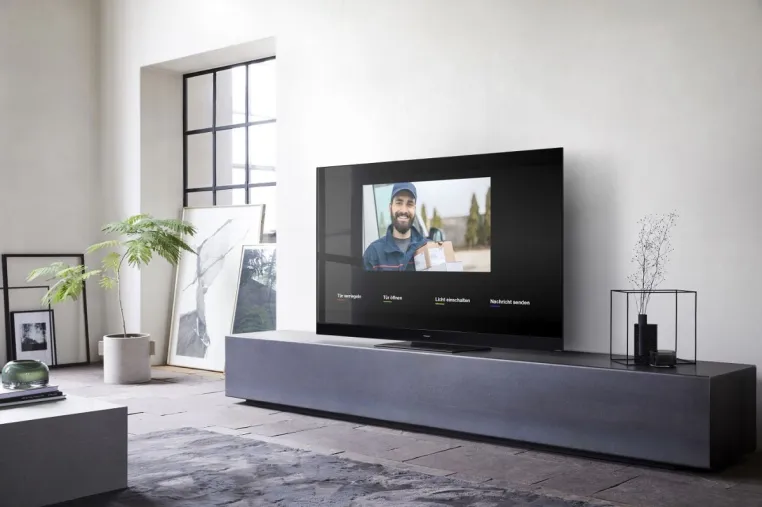 Bild: DoorBird-Türstationen und Panasonic-TV dank BAB TECHNOLOGIE zentral steuern