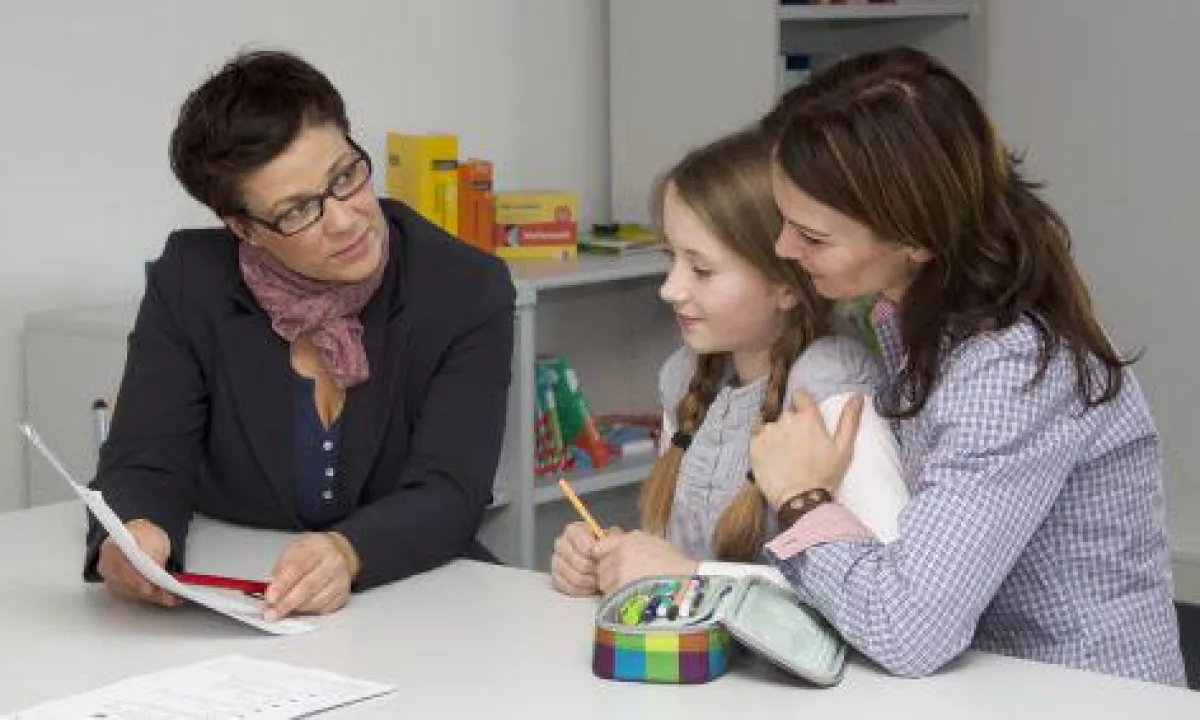 Klären Sie, ob Ihr Kind beim Elternsprechtag dabei sein sollte.