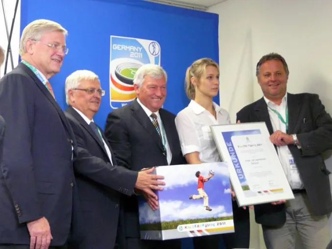Bild: DFB und Bayer AG engagieren sich für Kinder- und Jugendhospiz Balthasar