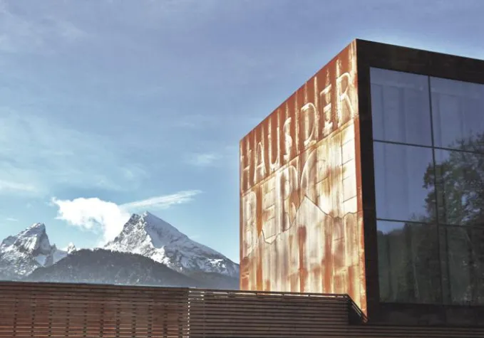 Bild: Haus der Berge eröffnet mit Logo von RED.
