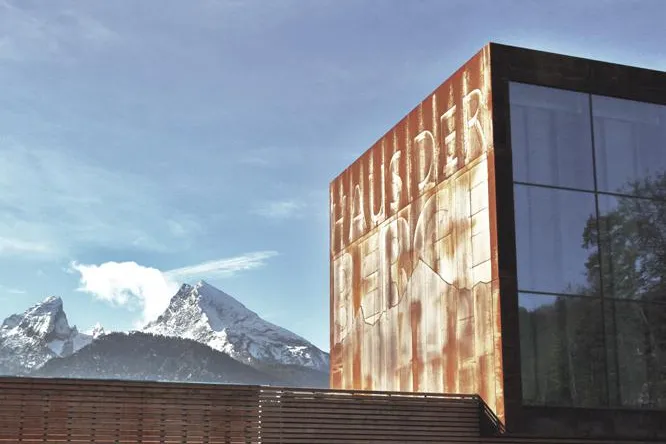 Bild: Haus der Berge eröffnet mit Logo von RED.
