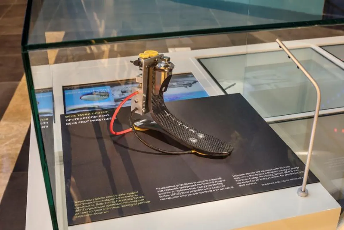 Mit Systemen, die Körperenergie in Strom umwandeln, wie diese Fußprothese, wollen Forscher des KIT transportable Elektrogeräte wie Smatphones oder Herzschrittmacher betreiben. ( (Bild: KIT/ Andreas Ke