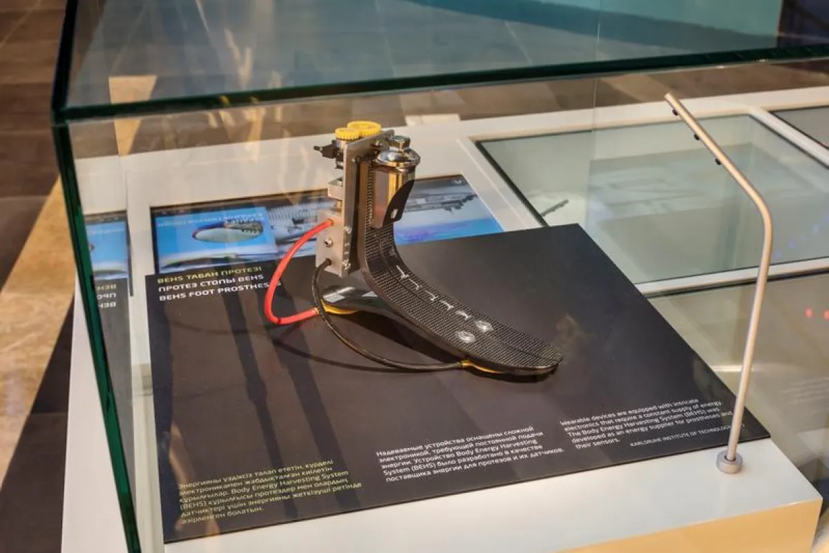 Mit Systemen, die Körperenergie in Strom umwandeln, wie diese Fußprothese, wollen Forscher des KIT transportable Elektrogeräte wie Smatphones oder Herzschrittmacher betreiben. ( (Bild: KIT/ Andreas Ke