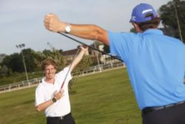 Bild: Mit dem Medizinball über den Golfplatz