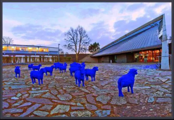 Bild: Blaue Friedensschafe sind gefragter denn je in unfriedlichen Zeiten